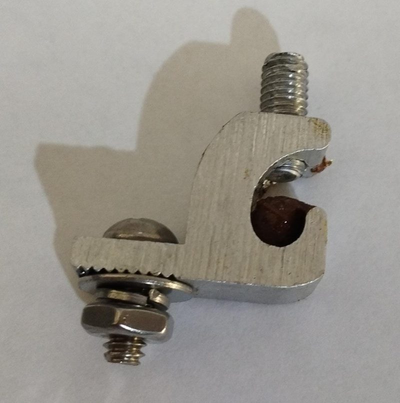 Conector Bimetálico para aterrizar bandeja portacable ,platinas, laminas o superficies planas con cable o alambre calibre (8,6,4) AWG