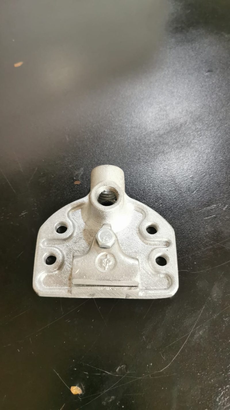 BASE PLANA doble uso (horiz/verti) para montaje de puntas captoras a techos con conexión para alambrón.