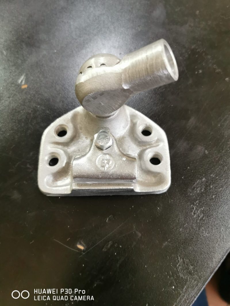 BASE PLANA ESCUALIZABLE (aluminio)para montaje de puntas captoras (16 mm) a techos o superficies inclinadas con conexión para alambrón (8 mm)